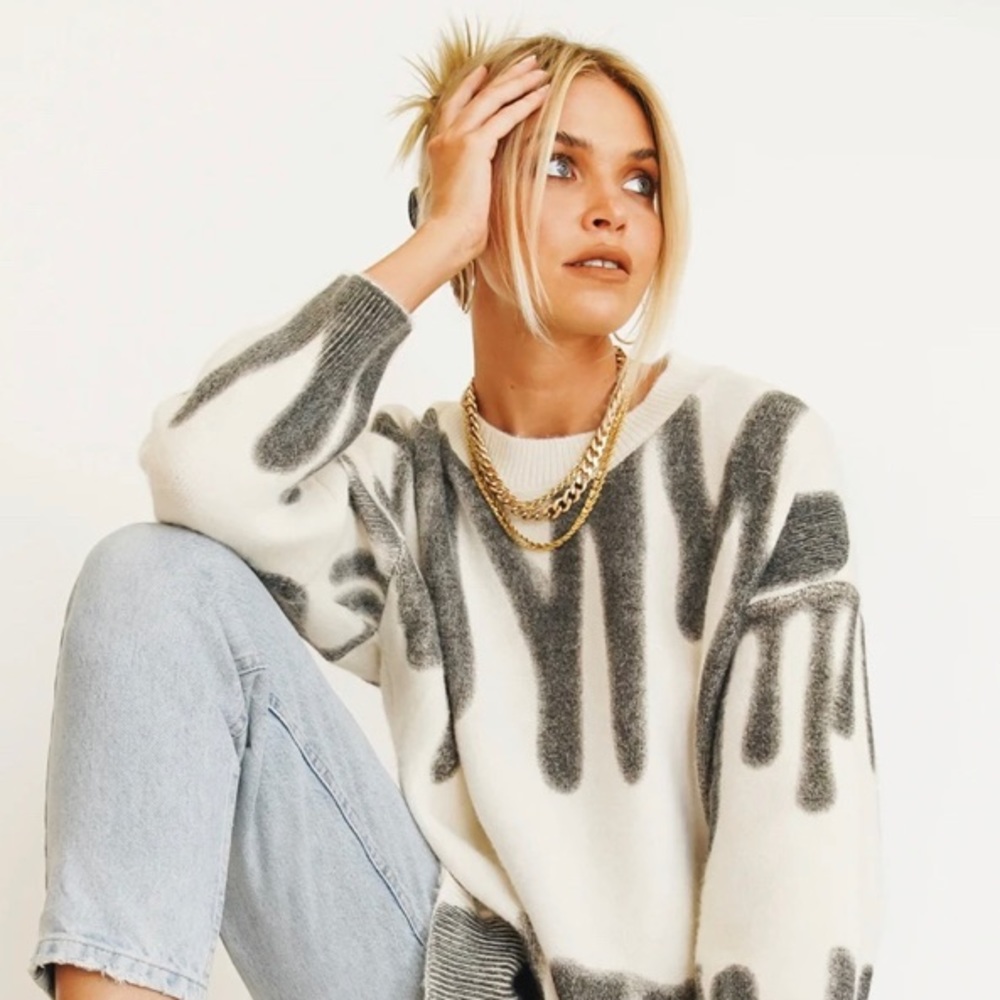 Verge Girl Along the sidewalk sweater